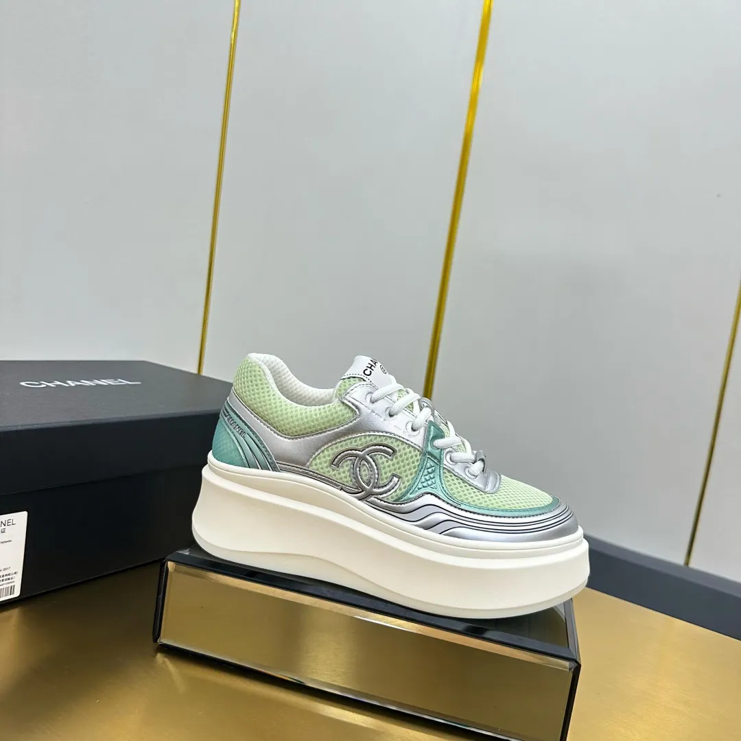 👟👟Ex-factory price 680👟👟 Upgraded version, upgraded version, upgraded version! No rebuttal accepted! ! ! ! Chanel Chanel panda shoes! 2025 counter's top casual sports shoes. This classic design; the upper is electro-embroidered with a variety of techniques; the outsole is fashionable and sporty; the unusual inclusion of a variety of color matching elements... The diversified mix and match is very good-looking and versatile, and can be used for leisure, fashion, sports, and outdoor... ꫛꫀꪝ Go➫ Materials: ❶Upper made of: original imported first-layer silk cowhide + original waterproof cloth + original first-layer cowhide ❷Inner lining: Original Yangli+Net ❸Outsole based on: Original TPU combination outsole Counter boutique packaging complete set for women 35–41 👉 👉